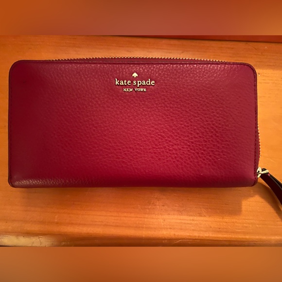Kate Spade Wallet. - Picture 2 of 4